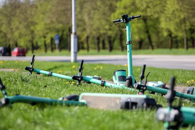 Pokyčiai: nuo kitų metų visi „Bolt“ paspirtukų vairuotojai privalės dėvėti šalmus.