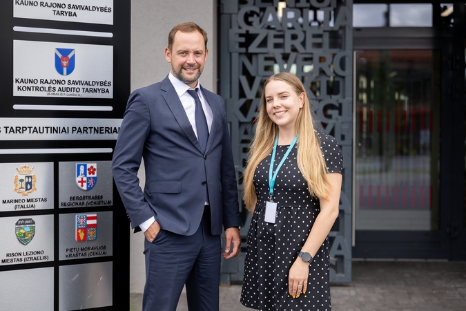 Požiūris: L. Dilys ir G. Petraitė pasakojo apie defbriliatorių tinklo plėtrą rajone ir regione.