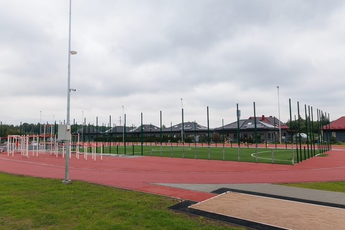 Universalu: Lapių pagrindinės mokyklos sporto aikštynas taps multifunkce erdve, tad vietos bendruomenė galės čia treniruotis ir išbandyti įvairias sporto šakas.