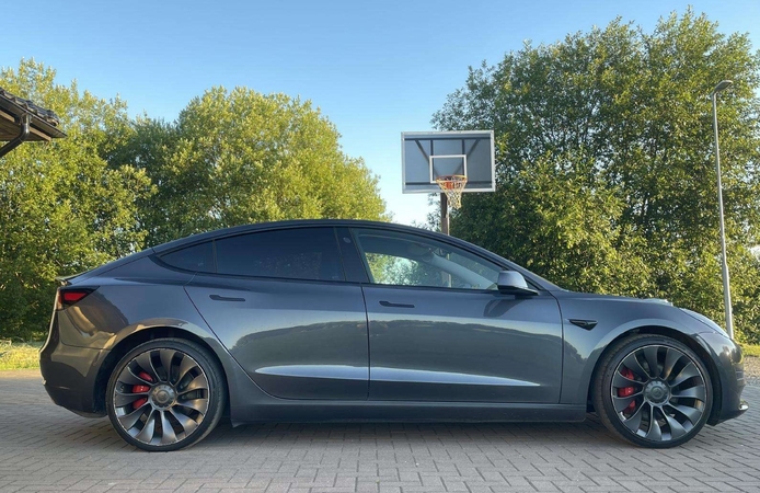 Populiarus: lietuviai, rinkdamiesi naudotą elektromobilį, dažniausiai nusiperka „Tesla“. 