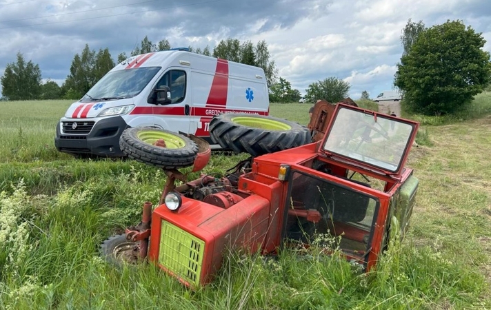 Situacijos: įvykiai, kai, apvirtus traktoriui, vairuotojas išvengia sužalojimų – ne retenybė, tačiau būna ir itin skaudžių atvejų. 