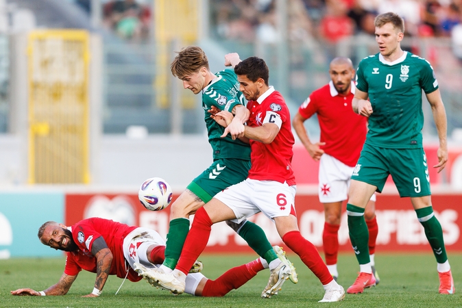 Varžovai: Lietuvos futbolininkai, birželį svečiuose neįveikę Maltos ekipos (raudonos spalvos marškinėliai), rugsėjį mėgins ją palaužti Kaune.
