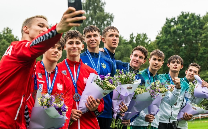 Varžovai: iš kairės – medalius išsidaliję Lenkijos, Ukrainos ir Lietuvos devyniolikmečiai.