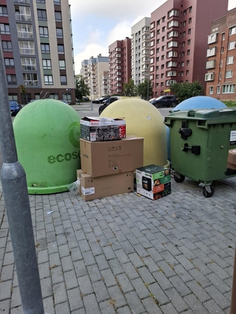 Nemalonumai: ant Baltijos pr. 111C išmestų dėžių rastas moters vardas ir pavardė, ji už šiukšlinimą gali gauti baudą.