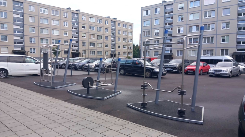 Skundėsi: gyventojai pasipiktino keistu sprendimu – aikštelėje vietoj buvusių vietų automobiliams per pusdienį įmontavo treniruoklius.