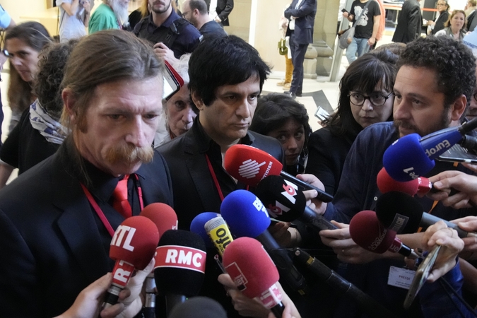 Širdgėla: roko grupės „Eagles of Death Metal“ nariai bendrauja su žurnalistais per teismo procesą, kuriame turėjo liudyti apie 2015 m. lapkritį įvykusias žudynes „Bataclan“ koncertų salėje Paryžiuje.