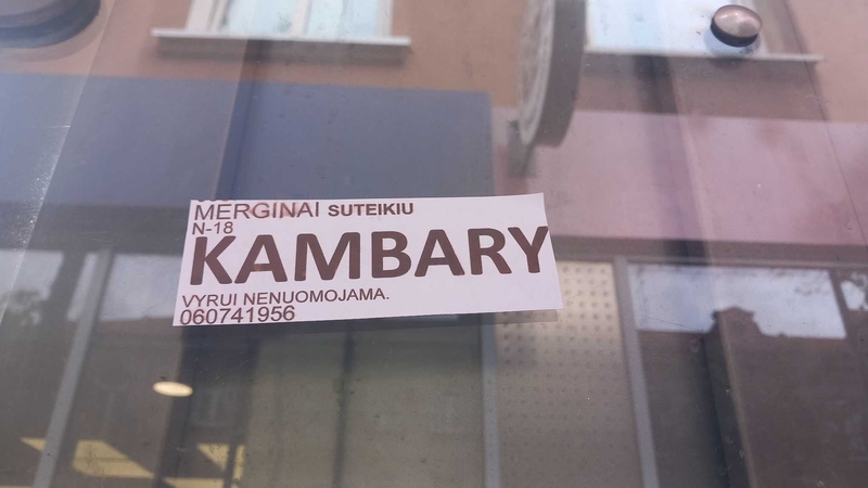 Dviprasmybės: skelbimai ant sienų dažnai atrodo nekalti, tačiau kai kurie jų gali lemti netikėtumų.