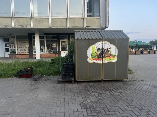 Higiena: daržovių ir vaisių kioskelis gyventojams rėžia akį – ne tik apipaišytas, bet ir purvinas.