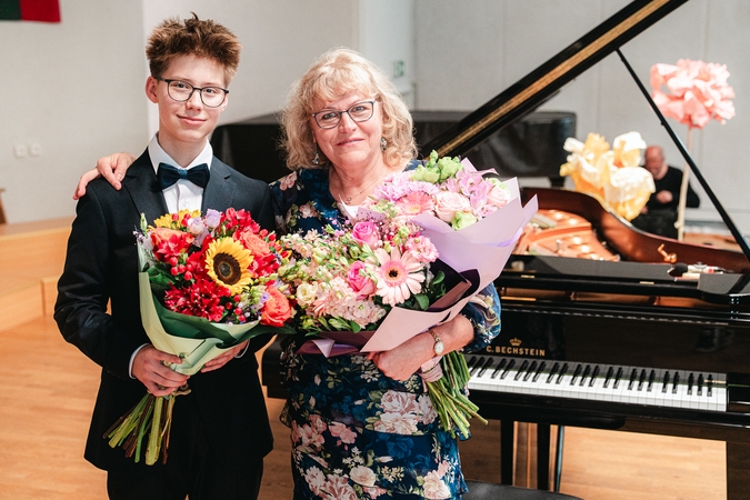Artistiškumas: pasak mokytojos V. Kučinskienės, jaunasis pianistas A. Ruminas labai gerai jaučiasi scenoje, jis mėgaujasi grojimu ir publikos dėmesiu.