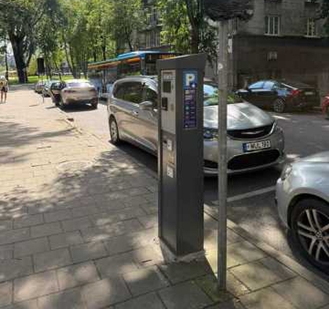 Piktinosi: J. Karoso gatvėje pasikeitė ženklai, bet ne visi vairuotojai pokyčius pastebi – ne tik trukdo autobusų eismui, bet dar ir skundžiasi.