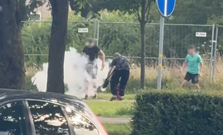 Nuostaba: paaugliai susigalvojo naują pramogą – viešoje vietoje siautė iš gesintuvo į orą purkšdami jo turinį.