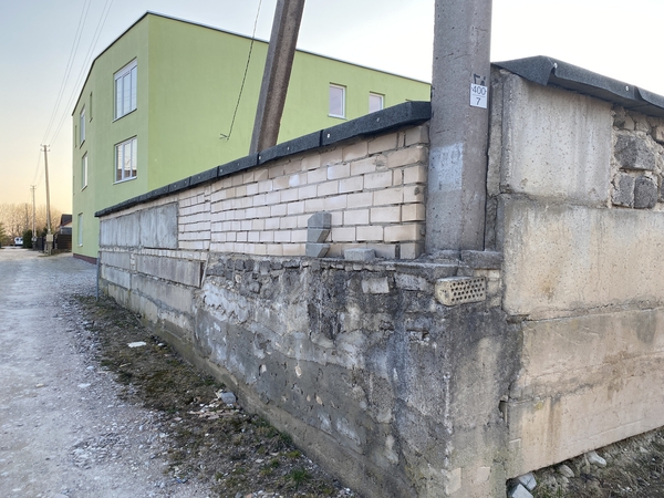 Stebėtina: gyventojas ESO stulpus pavertė savo tvoros konstrukcijos dalimi, užėmė valstybinę žemę ir niekam tai daugybę metų nerūpėjo.