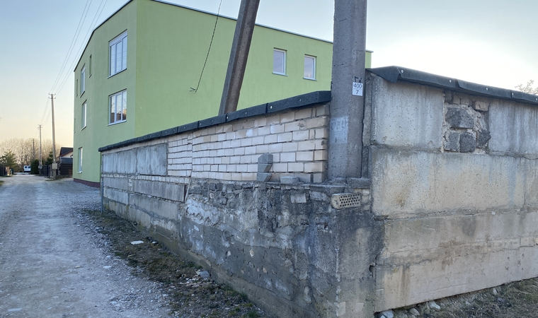 Pasekmės: valstybinėje žemėje iš statybinių atliekų ir nuolaužų savavališkai pastatyta tvora sužlugdė beveik pusės milijono eurų vertės Klaipėdos rajono savivaldybės projektą, o šimtai gyventojų turės klampoti po purvynus ir toliau vargti be asfalto.
