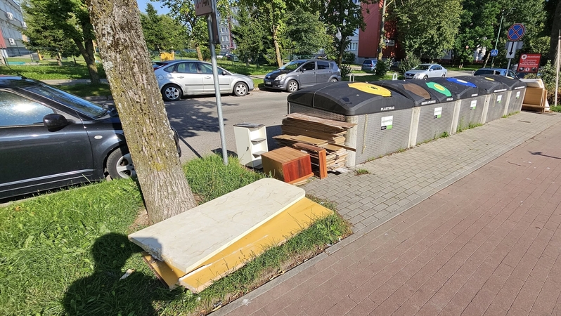 Pyktis: klaipėdiečiai svarsto, ar tikrai šiukšlintojams buvo taip sunku palaukti, kol atvyks dideles atliekas nemokamai išvežantys darbuotojai?