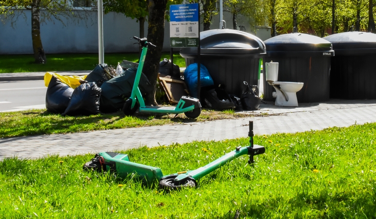 Netvarka: paspirtukus kartais esą nuverčia vėjas, o kartais tai tyčia padaro praeiviai.