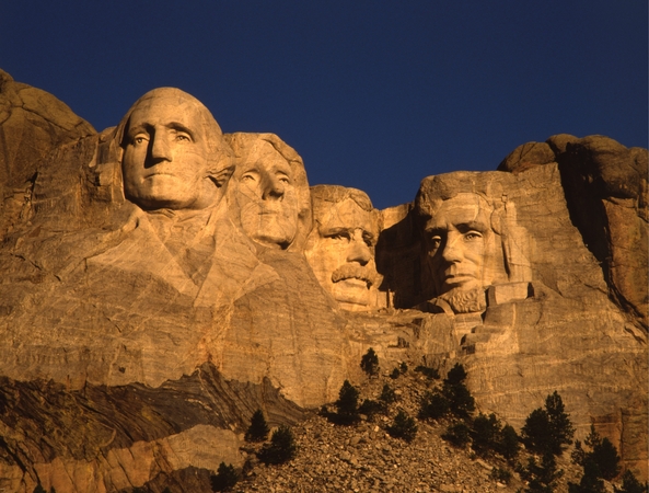Monumentas: žymusis Rašmoro kalno memorialas, kuriame įamžinti vergvaldžiai, buvę prezidentai G. Washingtonas ir T. Jeffersonas, vergovę panaikinęs A. Lincolnas ir aplinkosauga rūpinęsis pacifistas Theodore’as Rooseveltas.