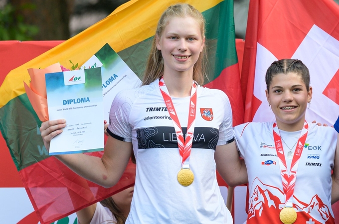 Čempionės: I. Aleliūnaitei (kairėje) ir M. L. Roehrl įteikti pasaulio jaunimo orientavimosi sporto kalnų dviračiais čempionato aukso medaliai.