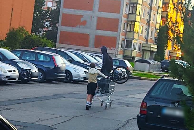 Pramogavo: paaugliai prekybos centro vežimėlį pavertė transporto priemone.