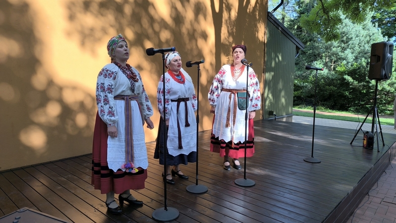 Akcentai: įprastai per įvairius minėjimus, šventes, ukrainiečiai pasipuošia savo tautiniais drabužiais.