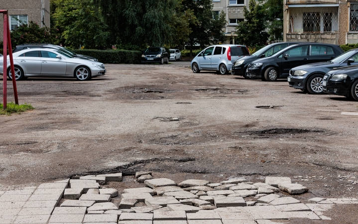 Skundas: vietos gyventojus iš proto varo Baltijos gatvėje tarp namų esantis duobėtas keliukas.
