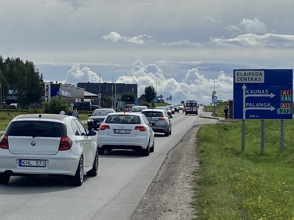 Jungtis: šalia Klaipėdos gyvenantys žmonės skundžiasi spūstimis, tačiau problemą iš esmės pavyktų išspręsti tik iki uostamiesčio nutiesus keturių eismo juostų kelią.