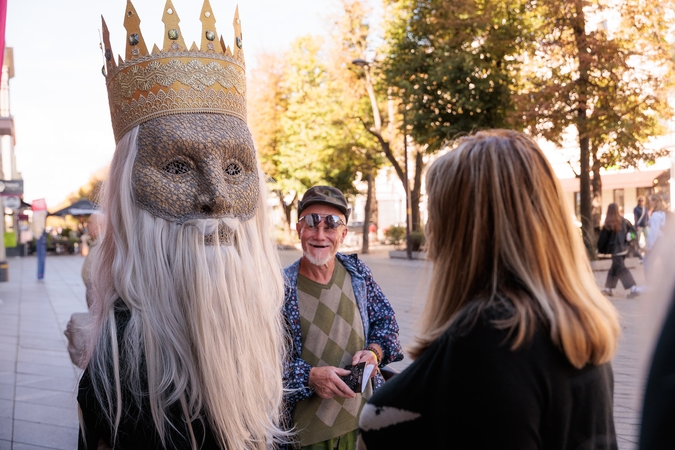 Šeimininkai: teatrų bičiulius pasitiko M. K. Čiurlionio karaliai. 