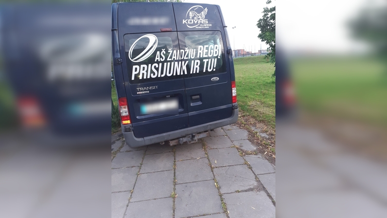 Užstatė: gyventojai piktinasi, kad regbio klubo automobiliai užima vietas jų kieme.