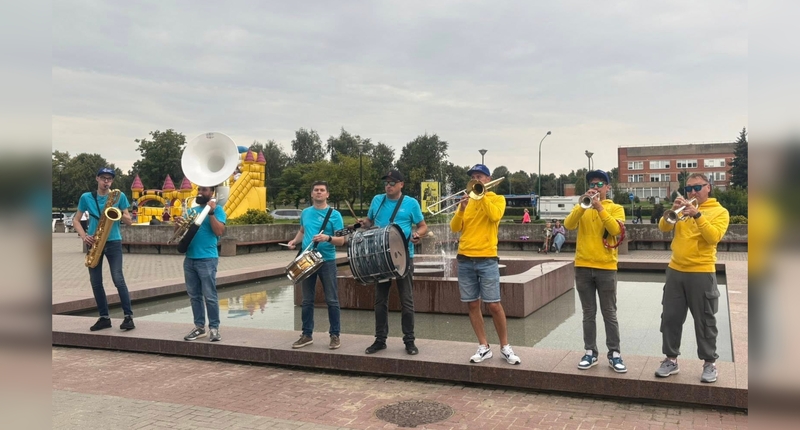 Staigmena: Klaipėdos džiazo orkestras Debreceno gatvės mikrorajone gyventojams dovanojo netikėtą koncertą.