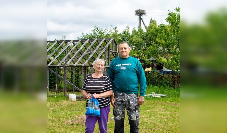 Globėjai: per vasarą Alvydas ir Irena gandrams sumaitino 100 kg žuvų.