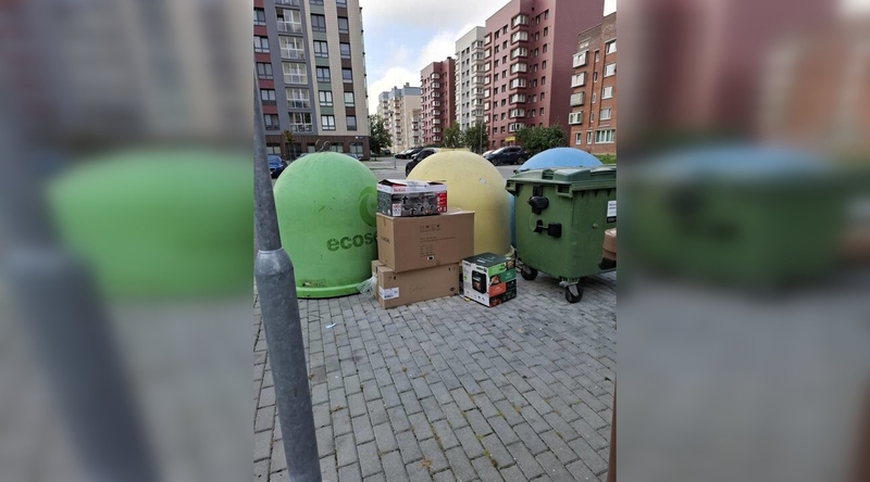 Nemalonumai: ant Baltijos pr. 111C išmestų dėžių rastas moters vardas ir pavardė, ji už šiukšlinimą gali gauti baudą.