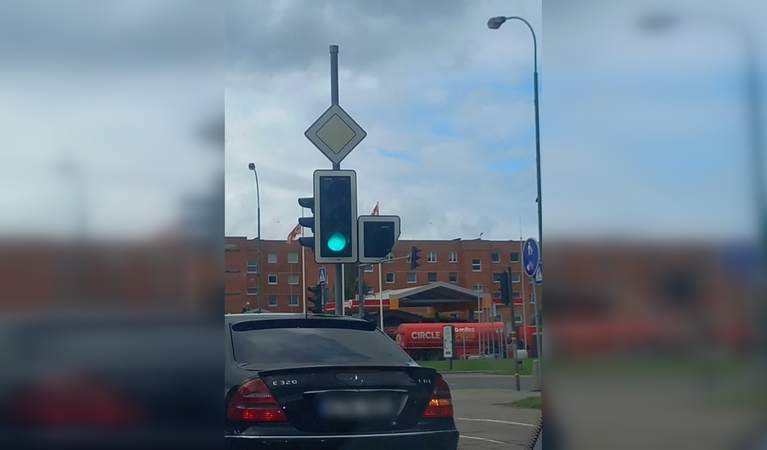 Sudaužė: prie prekybos centro „Molas“ apgadintas šviesoforas – gyventojai mano, kad tai paauglių vandalizmo pasekmė.
