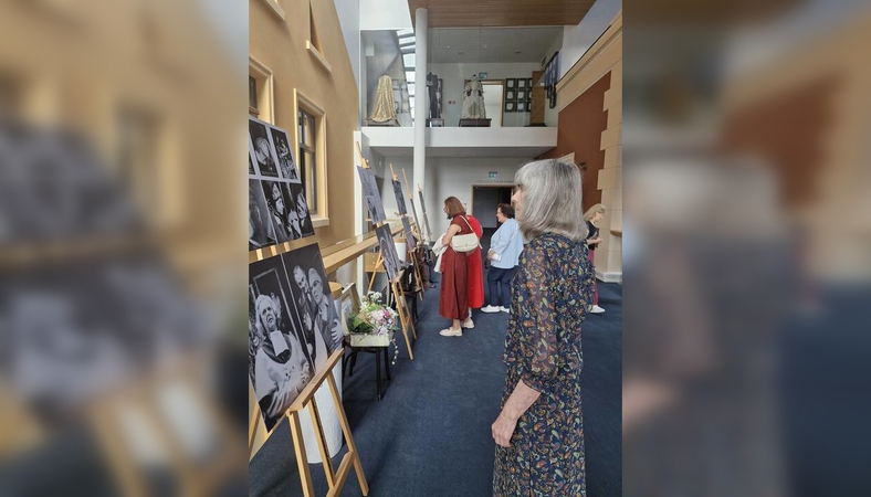 Ekspozicija: Klaipėdos dramos teatre, kuriame visą gyvenimą vaidino V. Kancleris, aktoriaus 100-mečio proga surengta paroda ir atminimo vakaras.
