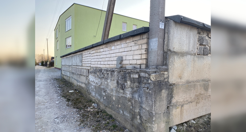 Stebėtina: gyventojas ESO stulpus pavertė savo tvoros konstrukcijos dalimi, užėmė valstybinę žemę ir niekam tai daugybę metų nerūpėjo.