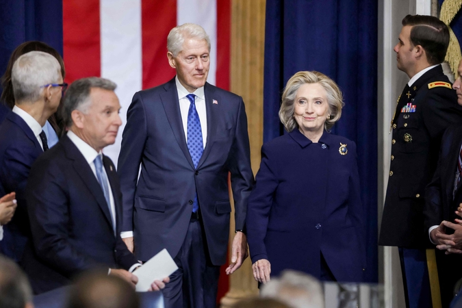 Billas ir Hillary Clintonai liudys Jeffrey Epsteino tyrime
