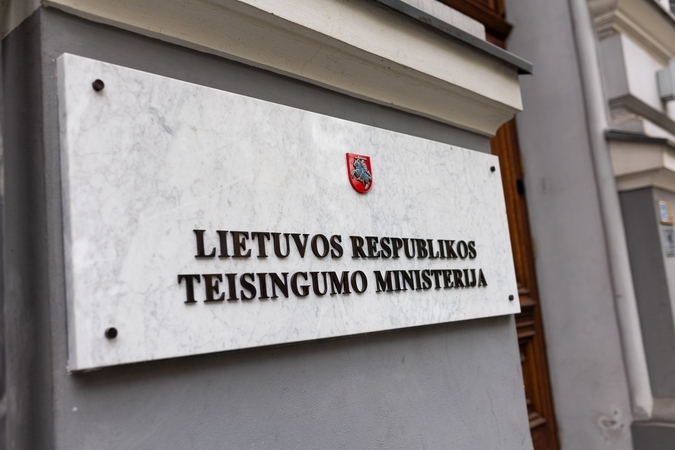 Teisingumo ministerijai – įspėjimas dėl seksistinio sveikinimo