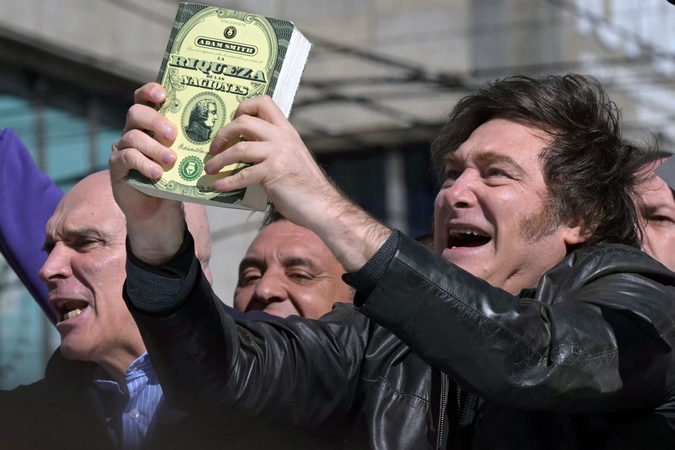 Argentinos prezidentas per rinkimų kampanijos mitingą apmėtytas akmenimis