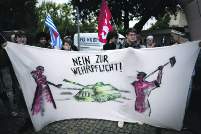 Fonas: Vyriausybei tariantis dėl karinės tarnybos perspektyvų, Berlyne buvo surengtas eilinis protestas prieš privalomąją tarnybą. „Ne privalomajai karinei tarnybai“, – skelbia plakatas.