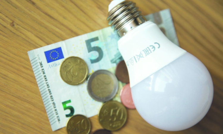 Projekcijos: biržos kainos, kurios anksčiau tamsiuoju metų laikotarpiu įprastai kildavo, dėl atsinaujinančiosios energijos išteklių, ypač vėjo, ateityje gali išlikti stabilesnės.