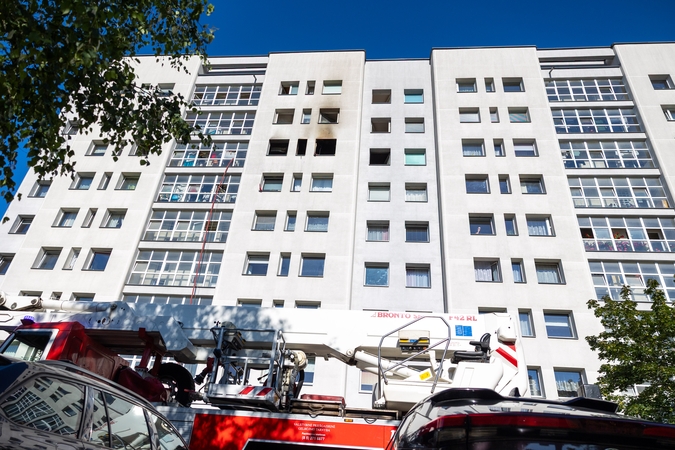 Vilniuje devynaukštyje name kilo gaisras: iš degančio buto išvesti du žmonės