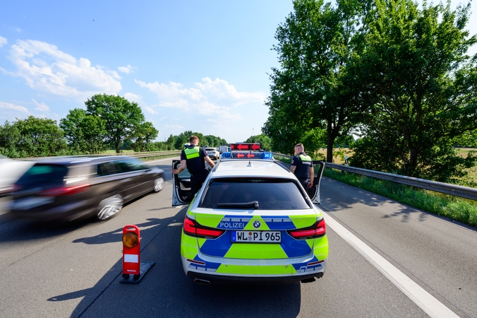 Mirtinai girto vyro vairuojamas automobilis greitkeliu skriejo 220 km/val greičiu
