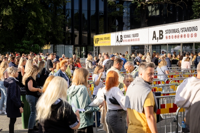 Žmonės renkasi į Robbie Williams koncertą
