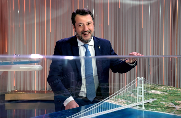 Politika: vienas didžiausių tilto projekto rėmėjų – M. Salvinis. Nuotraukoje – prieš metus televizijos laidoje jis entuziastingai pasakojo apie būsimąjį statinį, demonstruodamas plastikinį tilto modelį.
