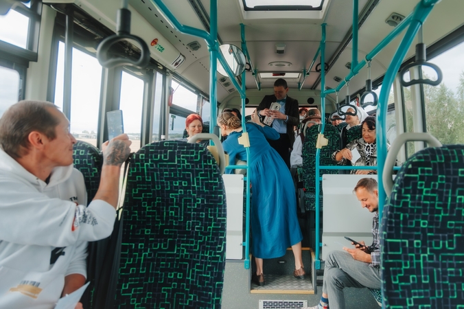 Vaizdai: autobusas virto performanso „Vienos kelionės istorija“ scena.