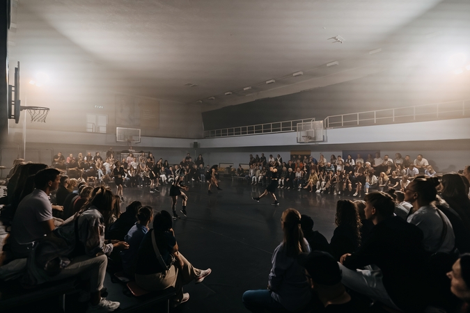 Paralelės: „While we are here“ šokėjos į vieną pynę sujungė reivo atmosferą, judesius ir Europos tautų folklorui būdingas šokio figūras.
