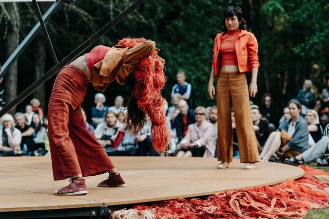 Ryšys: pasirodymo „Women Weave the Land“ kūrėjos kalbėjo apie moters jaučiamas emocijas, prigimties pajautą, santykį su aplinka.