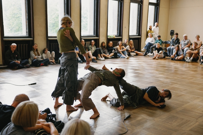 Kontrastas: subtilus performansas „Saitai“ buvo pristatytas formalioje Ąžuolyno bibliotekos aplinkoje.