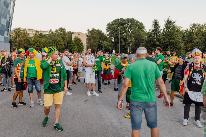 Lietuvos fanų eisena Rygoje prieš Lietuvos–Graikijos rungtynes