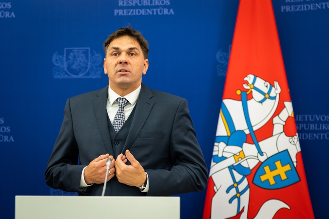 Kandidatas į kultūros ministrus susigraudino ir emocingai kalbėjo ne tik apie senelį