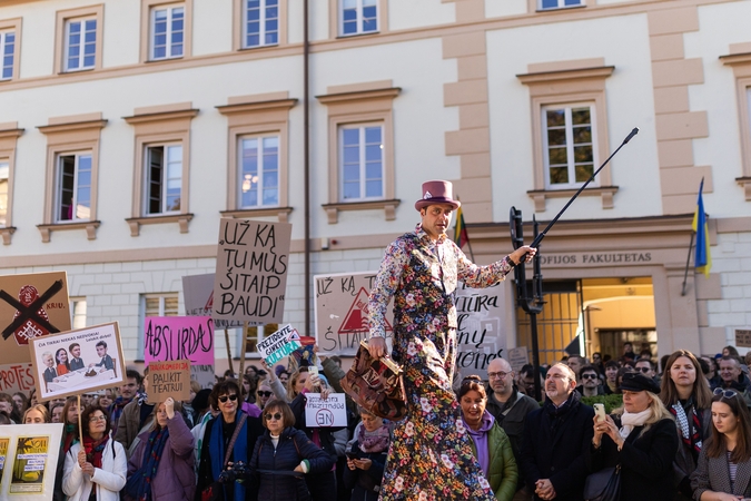 Tęsinys: po kultūrininkų protesto akcijų, svarstant peticijos tekstą ar penktadienio popietę asamblėjoje, kur nutarta rengti įspėjamąjį streiką, niekas nesiūlė, kad jau užteks, tiesiog grįžkime į savo arteles dirbti.