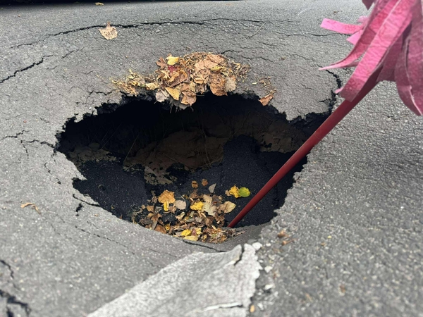Vairuotojai, dėmesio: atsivėrė smegduobė!